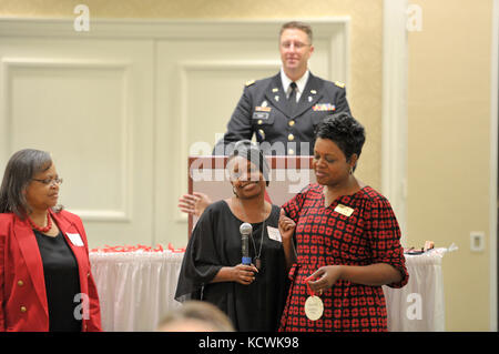 Survivor Outreach Services erinnern an das gefallene Weihnachtsereignis in Columbia, S.C., 10. Dezember 2016. Familienmitglieder verstorbener Soldaten vereinten sich, um an das Leben ihres Familienmitglieds zu erinnern. (USA Air National Guard Foto von Tech. Sgt. Jorge Intriago) Stockfoto