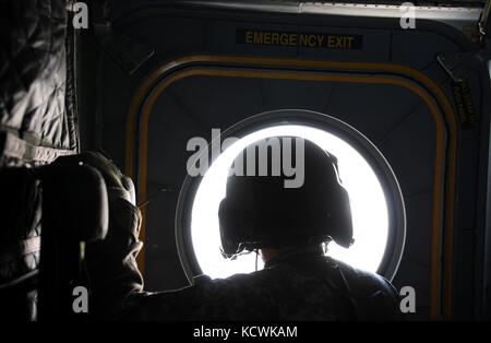 Soldaten der South Carolina National Guard, die der Abteilung 1, Firma B, 2-238. General Support Aviation Battalion, zugewiesen sind, führen Höhenflüge an Bord eines schweren Lasthubschraubers CH-47F Chinook in der Nähe von Vail, Colorado, 09. März 2017 durch. Die Crew nahm an einem einwöchigen Kurs zum Energiemanagement am hoch gelegenen ARNG Aviation Training Site (HAATS) in der Nähe von Eagle, Colorado, Teil. (USA Foto der Armee-Nationalgarde von Staff Sgt. Roberto Di Giovine) Stockfoto