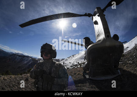 Soldaten der South Carolina National Guard, die der Abteilung 1, Firma B, 2-238. General Support Aviation Battalion, zugewiesen sind, führen Höhenflüge an Bord eines schweren Lasthubschraubers CH-47F Chinook in der Nähe von Vail, Colorado, 09. März 2017 durch. Die Crew nahm an einem einwöchigen Kurs zum Energiemanagement am hoch gelegenen ARNG Aviation Training Site (HAATS) in der Nähe von Eagle, Colorado, Teil. (USA Foto der Armee-Nationalgarde von Staff Sgt. Roberto Di Giovine) Stockfoto