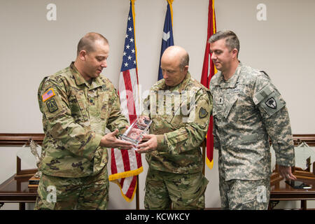 U.S. Army Maj. Gen. Robert E. Livingston, Jr., der Adjutant General der South Carolina National Guard, wurde von U.S. Army LT. Col. Carl Young, South Carolina National Guard Joint Strategic Plans Director, mit dem Preis der Army Communities of Excellence (ACOE) für die South Carolina Army National Guard ausgezeichnet. Und Stephen Johnson, US Army 1st LT., SCNG Joint Strategic Plans Strategic Analyst, im Büro des Adjutant General in Columbia, South Carolina, 11. Januar 2017. Der ACOE-Preis würdigt Leistungen bei der Verbesserung der Gesamtleistung innerhalb der Armee. Die SCNG hat die wichtigsten Stärken unter beweis gestellt Stockfoto