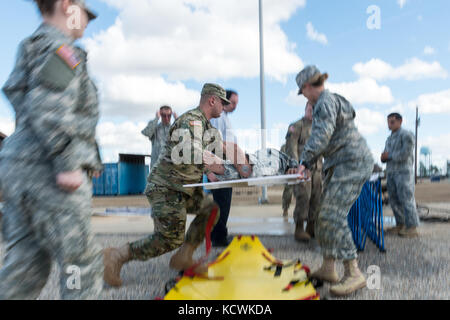 US-Soldaten, die der 251st Area Support Medical Company, South Carolina Army National Guard, zugewiesen sind, führen Gefahrenmaterial-Sensibilisierung und Betriebstraining durch, die von den South Carolina Fire Academy HAZMAT Instruktoren in Darlington, South Carolina, 12. Januar 2017, unterrichtet werden. Die Schulung umfasste Notfalldekontaminationsverfahren für nicht ambulante Patienten, die Verringerung der Kontamination von chemischen Fässern und den Bau von Staudämmen für die chemische Eindämmung in einer Wasserstraße. (USA Air National Guard Foto von Tech. Sgt. Jorge Intriago) Stockfoto