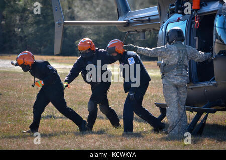 Südcarolina nationale Schutz Soldaten, und Feuerwehr/Ems Retter mit dem s.c. Hubschrauber aquatic Rescue Team (sc-hart) Programm, s.c. urban Suche und Rettung task force 1 (sc-TF1), Hoist-ausbildung Operationen durchführen, während der ersten Phasen des "Patriot south Übung 2017" (patriot South 17), eine gemeinsame Ausbildung und Übung auf Naturkatastrophen konzentrieren - Bereitschaft und Reaktion, Gulfport und Port bienville industriellen Komplex (pbic), Mississippi, jan. 29., 2017. patriot South 17 findet an mehreren Standorten in Mississippi, vom 23. Januar bis 7. Februar 2017, und es bietet Stockfoto