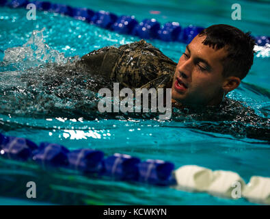 Südcarolina Army National Guard spc. Jackson stolz, ein infanterist mit der Alpha Company, 1.BATAILLON, 218 Manöver Verbesserung Brigade, 118 Infanterie Regiment, schwimmt in Uniform während der wasseranteil der Bundeswehr Abzeichen für militärische Kenntnisse tryouts in Fort Jackson, s.c., jan. 30., 2017. Dies war der erste Iteration, wo die tryouts in die besten Krieger Wettbewerb 2017 aufgenommen wurden. (U.s. Air Force Foto: Staff Sgt. marianique Santos) Stockfoto