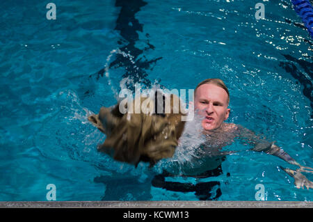 Südcarolina Army National Guard Staff Sgt. Mason Smith, 678Th Air Defense Artillery Brigade, rundet die 100 Meter teil der Bundeswehr proficiency Abzeichen Qualifikation schwimmen in Fort Jackson, s.c., Jan 30, 2017. Die Plakette ist eine Einrichtung der Bundeswehr, den Streitkräften der Bundesrepublik Deutschland. Sie kann zu allen deutschen Soldaten vergeben werden und die alliierten Soldaten. (U.s. Air Force Foto: Staff Sgt. Sean Martin) Stockfoto