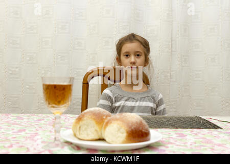 Schabbat Kerzen im Glas Leuchter mit unscharfen abgedeckt challah Hintergrund. Stockfoto