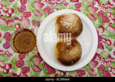 Schabbat Kerzen im Glas Leuchter mit unscharfen abgedeckt challah Hintergrund. Stockfoto