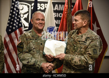 US Army LT. Gen. Jeffrey S. Buchanan, Kommandant der US Army North (Fifth Army), überreicht die Verdienstmedaille an US Army LT. Col. Michael Davis während eines Besuchs beim 263. Army Air and Missile Defense Command (AAMDC) in Anderson, South Carolina, 9. Februar 2017. Davis wurde für seine Leistung als Vorwärtsflieger und Verbindungsoffizier der US Army North im Namen der 263. AAMDC ausgezeichnet. (FOTO der US Army National Guard von Staff Sgt. Roby Di Giovine/Veröffentlicht) Stockfoto