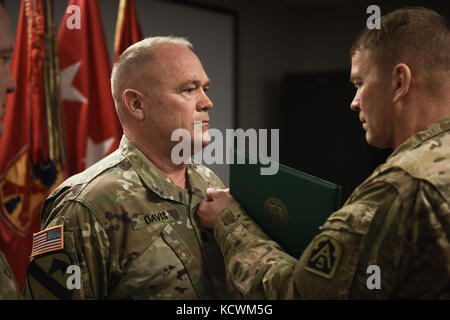 US Army LT. Gen. Jeffrey S. Buchanan, Kommandant der US Army North (Fifth Army), überreicht die Verdienstmedaille an US Army LT. Col. Michael Davis während eines Besuchs beim 263. Army Air and Missile Defense Command (AAMDC) in Anderson, South Carolina, 9. Februar 2017. Davis wurde für seine Leistung als Vorwärtsflieger und Verbindungsoffizier der US Army North im Namen der 263. AAMDC ausgezeichnet. (FOTO der US Army National Guard von Staff Sgt. Roby Di Giovine/Veröffentlicht) Stockfoto