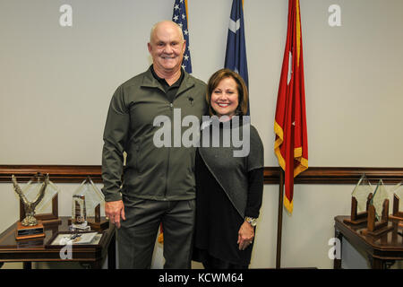 Pensionierter US-Luftwaffe Chief Master Sgt. Larry Crowson wird in die Hall of Fame der South Carolina National Guard aufgenommen, die am 10. Februar 2017 im Joint Forces Headquarters in Columbia, South Carolina, aufgenommen wurde. (USA Air National Guard Foto von Tech. Sgt. Jorge Intriago) Stockfoto