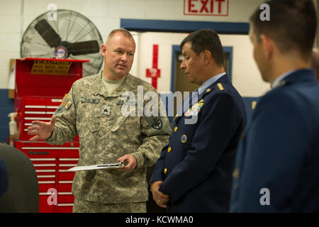 Kolumbianische Luftwaffe General Carlos Eduardo Bueno Vargas, Kommandant der kolumbianischen Luftwaffe, trifft sich mit der US Army Sgt. Frank Shreve, Motormechaniker, während einer staatlichen Partnerschaft mit der South Carolina National Guard bei McEntyre Joint National Guard Base, Eastover, South Carolina, 21. Februar 2017. Bueno besuchte South Carolina während seines zweitägigen Zwischenstopps, um sich mit der Führung der Nationalgarde und Toureinrichtungen der S.C. zu treffen, bevor es nach Washington, D.C. ging, um sich mit dem Chef des Büros der Nationalgarde und dem Stabschef der US-Luftwaffe zu treffen. (USA Air National Guard Foto von Tech. Sgt. J Stockfoto
