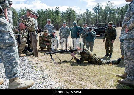Ein deutscher Soldat zugeordneten Streitkräfte der USA und Kanada zu Deutschen zeigt, wie das MG-3 verwenden (Machine Gun) während der Deutschkenntnisse Abzeichen Kurs an einem Schießplatz in der Nähe der mccrady Training Center, der eastover, s.c., 3. März 2016. (Us Air National Guard Foto von Tech. Sgt. Jorge intriago/freigegeben) Stockfoto