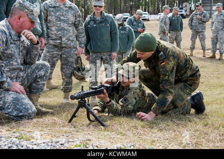 Ein deutscher Soldat zugeordneten Streitkräfte der USA und Kanada zu Deutschen zeigt, wie das MG-3 verwenden (Machine Gun) während der Deutschkenntnisse Abzeichen Kurs an einem Schießplatz in der Nähe der mccrady Training Center, der eastover, s.c., 3. März 2016. (Us Air National Guard Foto von Tech. Sgt. Jorge intriago/freigegeben) Stockfoto