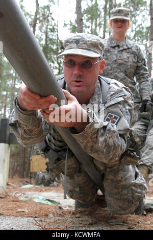 Us-Armee SPC. Robert Edwards, U.S. Army Reserve, 357 Ingenieur Unternehmen aus Asheville, North Carolina, verwendet eine Leitung von einem Punkt zu einem anderen zu überqueren, während ein Teil der Führung Reaktion Kurs, 5. März 2016 im South Carolina National Guard, mccrady Training Center in Eastover, South Carolina. junior Soldaten im Ingenieur unternehmen Soldaten ging, obwohl der Kurs als Teil ihrer Bereich Training. Der Kurs bietet eine Vielzahl von Aufgaben, die von den Teams durchgeführt wird, in einer bestimmten Zeit, während die Überwindung von Hindernissen für jede Station. Soldaten möglicherweise zu bewegen Stockfoto