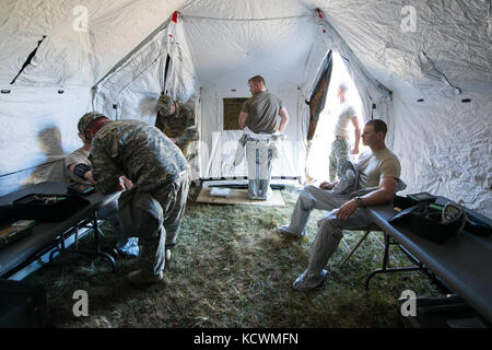 Us-Soldaten der 251. Der Area Support Medical Unternehmen, South Carolina Army National Guard zugeordnet, beginnen Ihre ersten simulierten Patienten, die in einer gemeinsamen Übung am Lager fretterd, reisterstown, Maryland, 8. März 2017. Das 251 zusammen mit der 231St Chemieunternehmen von der Maryland Army National Guard in der US-Armee nach Norden Validierung Übung, in der Sie die Einrichtung einer vollen medizinischen Bereich und Abschluss der Fehleranalyse an den Unfall Sammelstelle beteiligt sind. (Us Air National Guard Foto von Tech. Sgt. Jorge intriago) Stockfoto