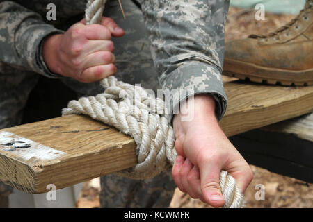 Us-Armee Pvt. 2 Josua Worley, U.S. Army Reserve, 357 Ingenieur Unternehmen aus Asheville, North Carolina, bindet ein Seil an einem Brett, um es einfacher zu bilden zu manipulieren, während ein Teil der Führung Reaktion Kurs, 5. März 2016 im South Carolina National Guard, mccrady Training Center in Eastover, South Carolina. junior Soldaten im Ingenieur unternehmen Soldaten ging, obwohl der Kurs als Teil ihrer Bereich Training. Der Kurs bietet eine Vielzahl von Aufgaben, die von den Teams durchgeführt wird, in einer bestimmten Zeit, während die Überwindung von Hindernissen für jede Station. Soldaten dürfen Hav Stockfoto