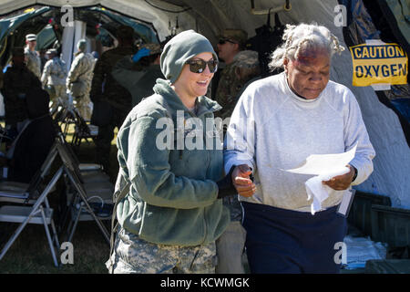 Us-Armee 2. Lt. nikki Haken, Krankenwagen platoon Leader, das 251 Area Support Medical Unternehmen, South Carolina Army National Guard zugeordnet, sorgt für einen Patienten bei einem gemeinsamen Training im Camp fretterd, reisterstown, Maryland, 8. März 2017. Das 251 zusammen mit der 231St Chemieunternehmen von der Maryland Army National Guard sind die Beteiligung an einer US-Armee nördlich Validierung Übung, in der Sie die Einrichtung einer vollen medizinischen Bereich und Abschluss der Fehleranalyse an den Unfall. (Us Air National Guard Foto von Tech. Sgt. Jorge intriago) Stockfoto