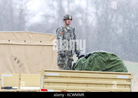 Us-Armee SPC. Joshua Dennis, Medic, das 251 Area Support Medical Unternehmen, South Carolina Army National Guard zugewiesen, während der Vorbereitungsphase eines Dekontamination und triage Punkt an einer gemeinsamen Übung in Palisander, Owings Mills, Maryland, 10. März 2017. Das 251 zusammen mit der 231St Chemical Company, Maryland Army National Guard, der in der US-Armee nach Norden Validierung Übung, in der Sie sich einrichten, eine vollständige medizinische Bereich und die Durchführung Fehleranalyse an einen Unfall Sammelstelle beteiligt sind. (Us Air National Guard Foto von Tech. Sgt. Jorge intriago) ​ Stockfoto