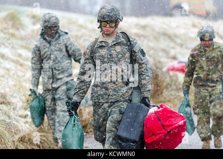 Us-Armee SPC. celeb Celentano, Medic, das 251 Area Support Medical Unternehmen, South Carolina Army National Guard zugeordnet, trägt Geräte während der Vorbereitungsphase eines Dekontamination und triage Punkt an einer gemeinsamen Übung in Palisander, Owings Mills, Maryland, 10. März 2017. Das 251 zusammen mit der 231St Chemical Company, Maryland Army National Guard, der in der US-Armee nach Norden Validierung Übung, in der Sie sich einrichten, eine vollständige medizinische Bereich und die Durchführung Fehleranalyse an einen Unfall Sammelstelle beteiligt sind. (Us Air National Guard Foto von Tech. Sgt. Jorge intriago) ​ Stockfoto