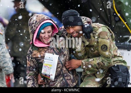 Us-Armee SPC. Adil saafir, chemische, biologische, radiologische und nukleare Spezialist für die 231St Chemical Company, Maryland Army National Guard zugeordnet, hilft eine verletzte Patienten zu Fuß bei einer gemeinsamen Übung im Rosewood center, Owings Mills, Maryland, 10. März 2017. Die 231St zusammen mit dem 251 Bereich medizinische Gesellschaft, South Carolina Army National Guard, der in der US-Armee nach Norden Validierung Übung, in der Sie die Einrichtung einer vollen medizinischen Bereich und Abschluss der Fehleranalyse an einen Unfall Sammelstelle beteiligt sind. (Us Air National Guard Foto von Tech. Sgt. Jorge intriag Stockfoto