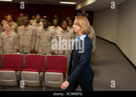 Das South Carolina National Guard gefeierten Frauen Geschichte Monat während einer Versammlung an der Joint Force Headquarters in Columbia, South Carolina, 23. März 2017. Das diesjährige Thema wegweisende Frauen, die den Weg für künftige Generationen gepflasterte geehrt. der South Carolina Air National Guard erste weibliche Fighter Pilot, pensionierter Lt.Col. Tally parham Casey, war der Hauptredner und schlossen sich anderen Südcarolina nationale Schutz Frauen, die für ihren Dienst, der von der US-Armee maj erkannt wurden. gen. Robert e. Livingston, jr. der Adjutant General für South Carolina. (Us Air National Guard Foto von Tech Stockfoto