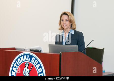 Das South Carolina National Guard gefeierten Frauen Geschichte Monat während einer Versammlung an der Joint Force Headquarters in Columbia, South Carolina, 23. März 2017. Das diesjährige Thema wegweisende Frauen, die den Weg für künftige Generationen gepflasterte geehrt. der South Carolina Air National Guard erste weibliche Fighter Pilot, pensionierter Lt.Col. Tally parham Casey, war der Hauptredner und schlossen sich anderen Südcarolina nationale Schutz Frauen, die für ihren Dienst, der von der US-Armee maj erkannt wurden. gen. Robert e. Livingston, jr. der Adjutant General für South Carolina. (Us Air National Guard Foto von Tech Stockfoto