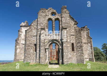 MONT GARGAN, Limousin, Frankreich: 8. AUGUST 2017: Äußere des Notre Dame de Bon Secours Kapelle Ruinen. Stockfoto