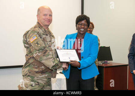 Das South Carolina National Guard gefeierten Frauen Geschichte Monat während einer Versammlung an der Joint Force Headquarters in Columbia, South Carolina, 23. März 2017. Das diesjährige Thema wegweisende Frauen, die den Weg für künftige Generationen gepflasterte geehrt. der South Carolina Air National Guard erste weibliche Fighter Pilot, pensionierter Lt.Col. Tally parham Casey, war der Hauptredner und schlossen sich anderen Südcarolina nationale Schutz Frauen, die für ihren Dienst, der von der US-Armee maj erkannt wurden. gen. Robert e. Livingston, jr. der Adjutant General für South Carolina. (Us Air National Guard Foto von Tech Stockfoto