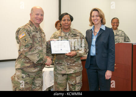 Das South Carolina National Guard gefeierten Frauen Geschichte Monat während einer Versammlung an der Joint Force Headquarters in Columbia, South Carolina, 23. März 2017. Das diesjährige Thema wegweisende Frauen, die den Weg für künftige Generationen gepflasterte geehrt. der South Carolina Air National Guard erste weibliche Fighter Pilot, pensionierter Lt.Col. Tally parham Casey, war der Hauptredner und schlossen sich anderen Südcarolina nationale Schutz Frauen, die für ihren Dienst, der von der US-Armee maj erkannt wurden. gen. Robert e. Livingston, jr. der Adjutant General für South Carolina. (Us Air National Guard Foto von Tech Stockfoto