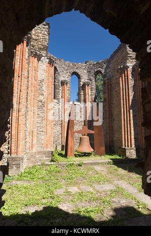 MONT GARGAN, Limousin, Frankreich: 8. AUGUST 2017: Innenraum der Notre Dame de Bon Secours Kapelle Ruinen, mit dem Gedenkstein zum Gedenken an Akten von t Stockfoto