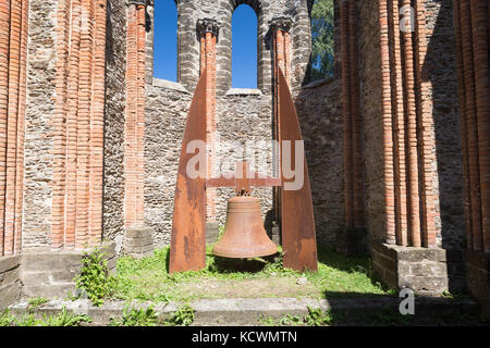 MONT GARGAN, Limousin, Frankreich: 8. AUGUST 2017: Innenraum der Notre Dame de Bon Secours Kapelle Ruinen, mit dem Gedenkstein zum Gedenken an Akten von t Stockfoto