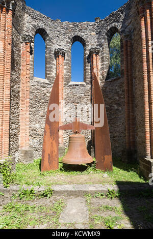 MONT GARGAN, Limousin, Frankreich: 8. AUGUST 2017: Innenraum der Notre Dame de Bon Secours Kapelle Ruinen, mit dem Gedenkstein zum Gedenken an Akten von t Stockfoto