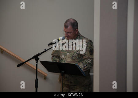 U.s. Army Chief Warrant Officer 4 Kevin bonderer erzählt ein Südcarolina Army National Guard Zeremonie induzieren pensionierte US-Army Chief Warrant Officer 4 Sandra ein. Gordon in die Warrant Officer Hall of Fame auf der gemeinsamen Streitkräfte finden Mitte an mcentire joint National Guard Base in Eastover, South Carolina, 2. April 2017. Die US-amerikanischen Armee maj.gen.Robert e. Livingston, jr., Adjutant General von South Carolina und U.S. Army command Chief Warrant Officer 5 Kent. b. puffenbarger, South Carolina Army National Guard Befehl Chief Warrant Officer, Angeboten, Bemerkungen und ausgezeichnet Gordon d Stockfoto