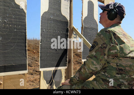 Ein US-Soldat in der South Carolina Army National Guard überprüft ein Ziel, nachdem die Teilnehmer während eines Qualifikationsereignisses eine M9-Pistole erschossen haben. Militärmitglieder nahmen an dem jährlichen Tag-Spiel der South Carolina National Guard während des M9 Pistolenschießkampfes Teil auf einem Schießplatz in der Nähe des McCrady Training Center, Eastover, South Carolina, 6. März 2016. Mehr als 50 Teilnehmer nahmen am Wettbewerb vom 5. Bis 6. März Teil, der von der Marksmanship Training Unit der South Carolina Army National Guard veranstaltet wurde und Teams der S.C. Army und Air National Guard, Fort Jackson und einem Team f umfasste Stockfoto