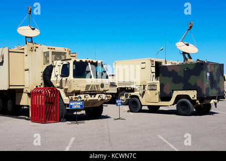 US-Soldaten, die der 742. Support Maintenance Company, South Carolina Army National Guard, zugewiesen sind, interagieren mit rumänischen Soldaten, um eine starke Zusammenarbeit auf der Mihail Kogalniceanu Air Base, Rumänien, 10. April 2017 aufzubauen. Die Soldaten verengten, welche spezifische Ausbildung sie gemeinsam machen wollten, um Transport und Kommunikationsvorbereitung zu umfassen und gleichzeitig die Entschlossenheit des Atlantiks zu unterstützen. (USA Army National Guard Foto mit freundlicher Genehmigung) Stockfoto