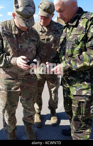 US-Soldaten, die der 742. Support Maintenance Company, South Carolina Army National Guard, zugewiesen sind, interagieren mit rumänischen Soldaten, um eine starke Zusammenarbeit auf der Mihail Kogalniceanu Air Base, Rumänien, 10. April 2017 aufzubauen. Die Soldaten verengten, welche spezifische Ausbildung sie gemeinsam machen wollten, um Transport und Kommunikationsvorbereitung zu umfassen und gleichzeitig die Entschlossenheit des Atlantiks zu unterstützen. (USA Army National Guard Foto mit freundlicher Genehmigung) Stockfoto