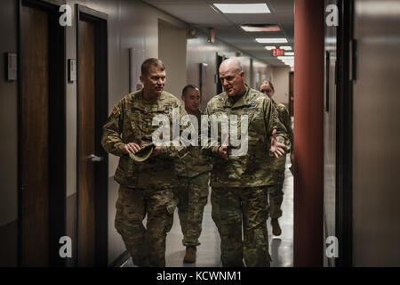 Us-Armee Generalleutnant Jeffrey S. Buchanan, US-Armee Nord (fünfte Armee) Commander, präsentiert die Armee Superior Unit Award der US-Armee Generalmajor Glenn A. Bramhall, 263Rd Armee Luft- und Raketenabwehr Befehl (AAMDC) Commander im Namen der 263Rd AAMDC, South Carolina Army National Guard, bei einem Besuch in der Zentrale in Anderson, South Carolina, Feb 9, 2017. (US Army National Guard Foto: Staff Sgt. Roby Di Giovine/Freigegeben) Stockfoto