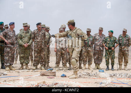 Us-Armee maj. Steven veves, 1 Infanterie Division, 2. gepanzerte Brigade Combat Team Operations Officer, unterweist seine Königliche Hoheit, Prinz faisel bin Hussein, U.S. Army maj.gen. Ralph h. groover iii, US Central Command Direktor der Übungen und Ausbildung Direktion, und anderen illustren Besucher vor Beginn einer kombinierten Waffen live-fire Übung in der Nähe von al Zarqa, Jordanien, als Höhepunkt der Übung eifrig Lion 16, 24. Mai 2016. eifrig Lion 16 ist eine bilaterale, Szenario-basierte Übung mit dem Haschemitischen Königreich Jordanien, entworfen, um militärisches Fachwissen auszutauschen und interopera verbessern Stockfoto