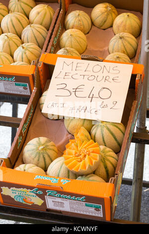 SAINT-LEONARD-DE-NOBLAT, Frankreich - 22 Juli, 2017: Französische Melonen - Charentais oder Melone - im Verkauf bei einem lokalen französischen Markt. Stockfoto