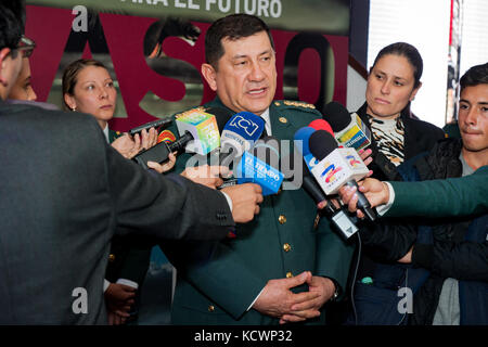 Kolumbianische Armee General Juan Pablo Rodríguez, spricht mit Reportern nach der Induktion Zeremonie für die kolumbianische Armee Lehre Plan (damasco) an der Escuela Militar de cadetes in Bogota, Kolumbien, Aug. 5, 2016. (Foto von Sgt. Brian Calhoun, 108 öffentliche Angelegenheiten det.) Stockfoto