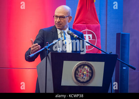 Us-Armee maj.gen.Robert e. Livingston, jr., der Adjutant General für Südcarolina, spricht an der kolumbianischen Armee transformation Symposium, Bogota, Kolumbien, 5. August 2016. Der livingston Thema war die Vorteile einer Reserve Force und Herausforderungen bei der Entwicklung einer robusten finden Komponente. das South Carolina National Guard und dem kolumbianischen Militär die partnerschaftliche Beziehung im Juli 2012 begonnen und haben weiterhin die Partnerschaft zu vertiefen. (Foto von Sgt. Brian Calhoun, 108 öffentliche Angelegenheiten det.) Stockfoto