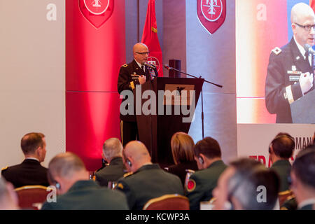 Us-Armee maj.gen.Robert e. Livingston, jr., der Adjutant General für Südcarolina, spricht an der kolumbianischen Armee transformation Symposium, Bogota, Kolumbien, Aug. 5, 2016.livingston Thema war die Vorteile einer Reserve Force und Herausforderungen bei der Entwicklung einer robusten finden Komponente. das South Carolina National Guard und dem kolumbianischen Militär begann die Partnerschaft Beziehung im Juli 2012 und haben weiterhin die Partnerschaft zu vertiefen. (Foto von Sgt. Brian Calhoun, 108 öffentliche Angelegenheiten det.) Stockfoto