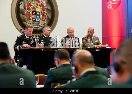 Us-Armee maj.gen.Robert e. Livingston, jr., der Adjutant General für Südcarolina, in einer Podiumsdiskussion der kolumbianischen Armee transformation Symposium, Bogota, Kolumbien beteiligt, 5, 2016 August. livingston diskutiert die Vorteile, die ein finden Kraft und Herausforderungen bei der Entwicklung einer robusten finden Komponente. das South Carolina National Guard und dem kolumbianischen Militär begann die Partnerschaft Beziehung im Juli 2012 und haben weiterhin die Partnerschaft zu vertiefen. (Foto von Sgt. Brian Calhoun, 108 öffentliche Angelegenheiten det.) Stockfoto