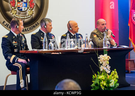 Brigade General Jose Miguel de los Santos Granados, nimmt an einer Podiumsdiskussion während der kolumbianischen Armee transformation Symposium, Bogota, Kolumbien, Aug. 5, 2016. (Foto von Sgt. Brian Calhoun, 108 öffentliche Angelegenheiten det.) Stockfoto