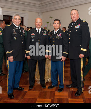 (L - r) us-armee Lt.Col. David King, Partnerschaft Director, us-armee Maj.gen.Robert e. Livingston, jr., der Adjutant General für Südcarolina, U.S. Army Lt.Col. Chris Pateras, Armee Section Chief der Armee Mission in Bogotá, und us-armee Brig.gen.r. van mccarty, stellvertretender Adjutant General für Südcarolina, Besuchen bei einem Empfang im Anschluss an die Induktion Zeremonie der kolumbianischen Armee Lehre Plan (damasco) an der Escuela Militar de cadetes in Bogota, Kolumbien, Aug. 5, 2016. (Foto von Sgt. Brian Calhoun, 108 öffentliche Angelegenheiten det.) Stockfoto