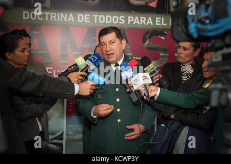 Kolumbianische Armee General Juan Pablo Rodríguez, spricht mit Reportern nach der Induktion Zeremonie für die kolumbianische Armee Lehre Plan (damasco) an der Escuela Militar de cadetes in Bogota, Kolumbien, Aug. 5, 2016. (Foto von Sgt. Brian Calhoun, 108 öffentliche Angelegenheiten det.) Stockfoto