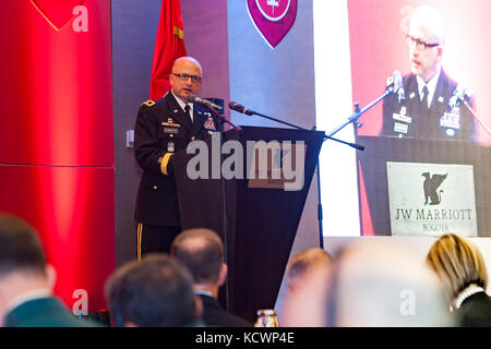 Us-Armee maj.gen.Robert e. Livingston, jr., der Adjutant General für Südcarolina, spricht an der kolumbianischen Armee transformation Symposium, Bogota, Kolumbien, 5. August 2016. Der livingston Thema war die Vorteile einer Reserve Force und Herausforderungen bei der Entwicklung einer robusten finden Komponente. das South Carolina National Guard und dem kolumbianischen Militär die partnerschaftliche Beziehung im Juli 2012 begonnen und haben weiterhin die Partnerschaft zu vertiefen. (Foto von Sgt. Brian Calhoun, 108 öffentliche Angelegenheiten det.) Stockfoto