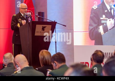 Us-Armee maj.gen.Robert e. Livingston, jr., der Adjutant General für Südcarolina, spricht an der kolumbianischen Armee transformation Symposium, Bogota, Kolumbien, Aug. 5, 2016.livingston Thema war die Vorteile einer Reserve Force und Herausforderungen bei der Entwicklung einer robusten finden Komponente. das South Carolina National Guard und dem kolumbianischen Militär begann die Partnerschaft Beziehung im Juli 2012 und haben weiterhin die Partnerschaft zu vertiefen. (Foto von Sgt. Brian Calhoun, 108 öffentliche Angelegenheiten det.) Stockfoto
