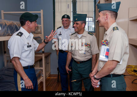 Us-Armee Lt.Col. Chris Pateras, ausländische Bereich Officer in Bogotá, Kolumbien, und Zitadelle Alumni, Details der täglichen Routine für Kadetten an der militärischen Hochschule mit der kolumbianischen Armee brig eingeschrieben. gen. Eduardo Enrique zapateiro, Direktor für die kolumbianischen Militärs Kadetten, in der Zitadelle in Charleston, South Carolina, Aug. 18, 2016. Der Besuch war Experte Austausch von Ideen zwischen den kolumbianischen Escuela Militar de cadetes und Ausbilder an der Zitadelle für ein gegenseitiges Verständnis der militärischen Ausbildung durchzuführen und eine Stärkung der Beziehungen zwischen den Akademien. Der Südcarolina nationale Gua Stockfoto