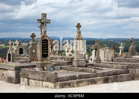 SAINT-LEONARD-DE-NOBLAT, Frankreich - 22 Juli, 2017: alte Grabsteine auf einer französischen Friedhof mit dem Horizont im Hintergrund. Stockfoto