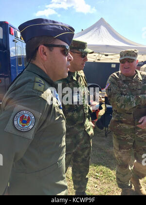 Us-Armee brig. gen. John King, Direktor des Joint Staff für die Georgia National Guard, spricht für die Mitglieder des kolumbianischen Militärs im Hafen von Savannah in Garden City, Ga., bei der eine zivile support team Gefahrgut Ausbildung Szenario Während wachsam Guard, 28. März 2017. (Us Air National Guard Foto von ersten Lt. Stephen Hudson) Stockfoto